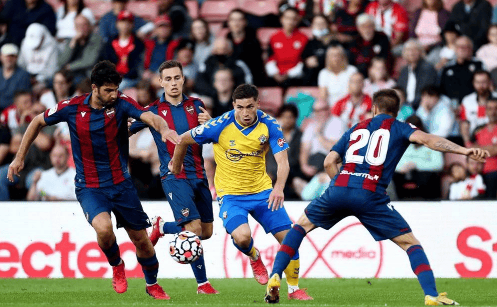 开云官网-关于西甲比赛一触即发，现场观众喝彩声不断的信息