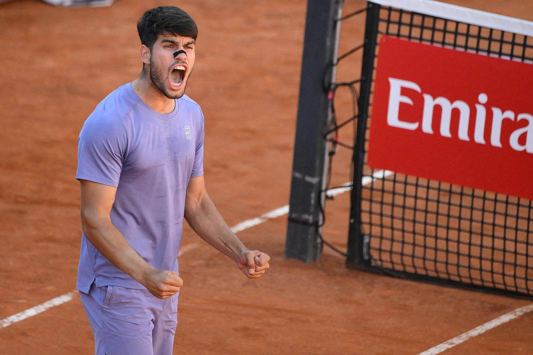 举重赛场一触即发运动员力挽狂澜斩获胜利的简单介绍