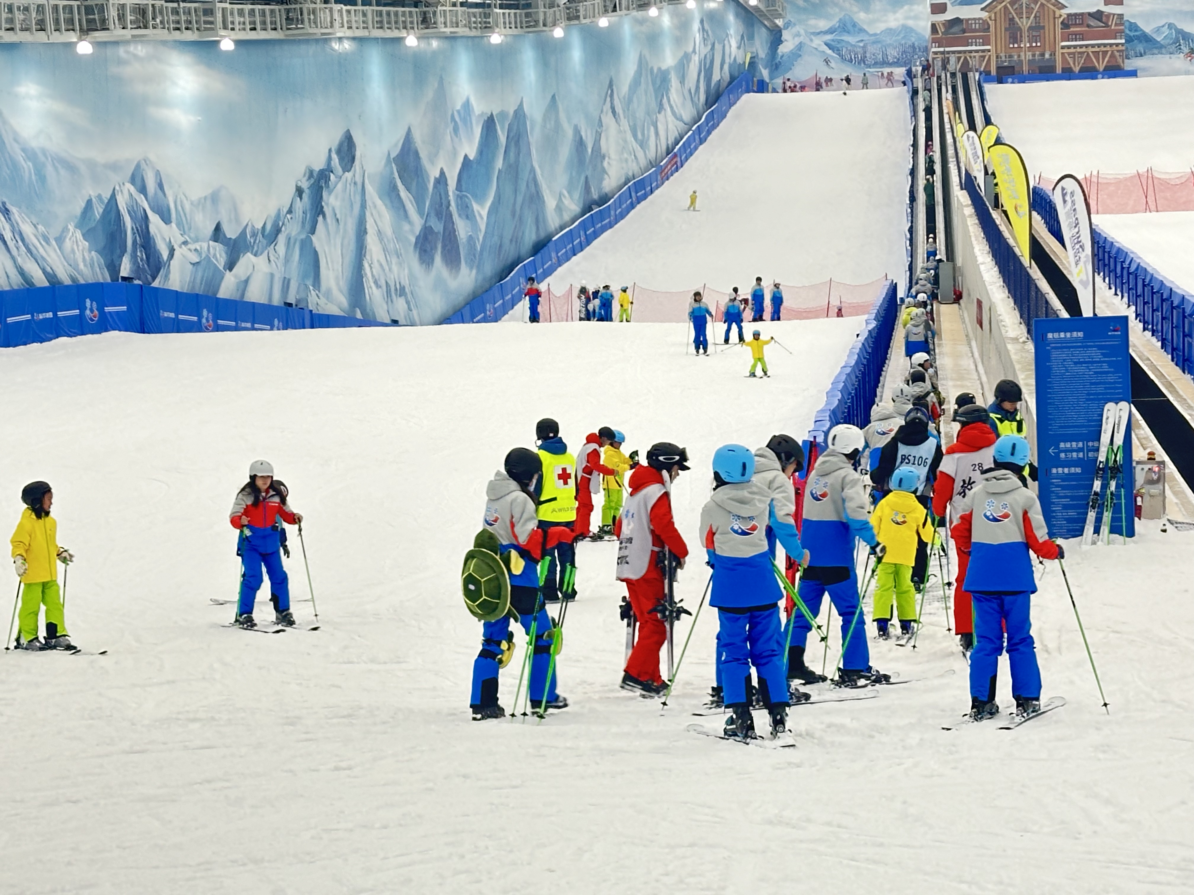 开云体育app-滑雪精英赛尽显高超技艺，风姿绰约