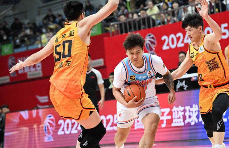 江苏男篮险胜河南队,晋级季后赛 江苏男篮险胜河南队,晋级季后赛