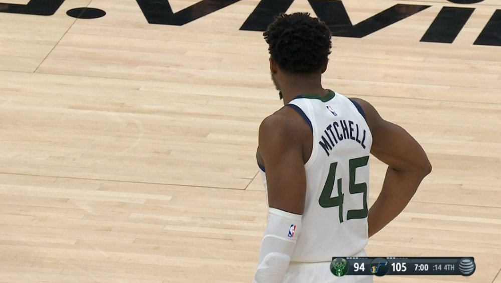 犹他爵士胜雄鹿,米切尔32分高效 犹他爵士胜雄鹿,米切尔32分高效