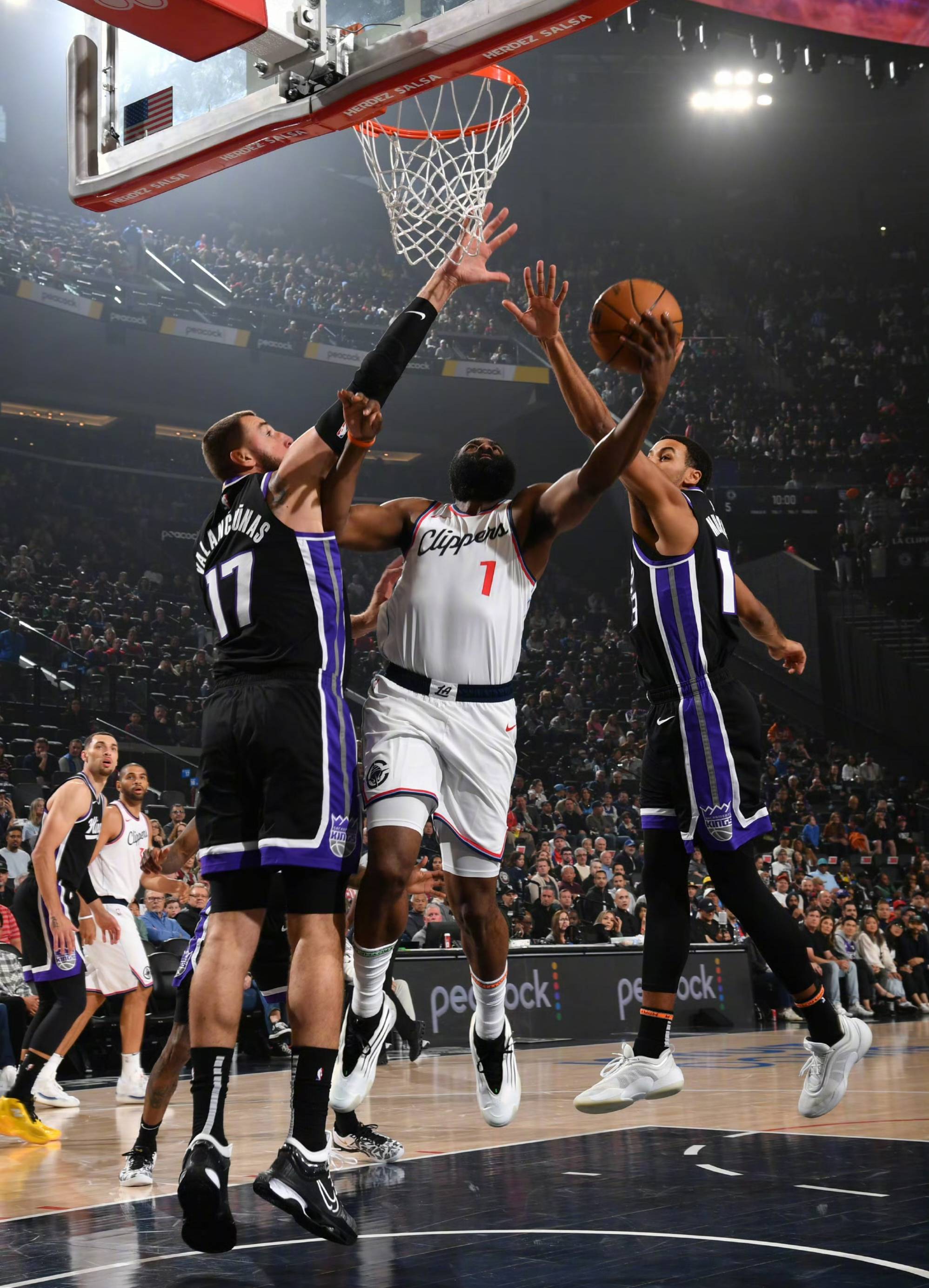 76人力克快船,豪取两连胜 76人力克快船,豪取两连胜